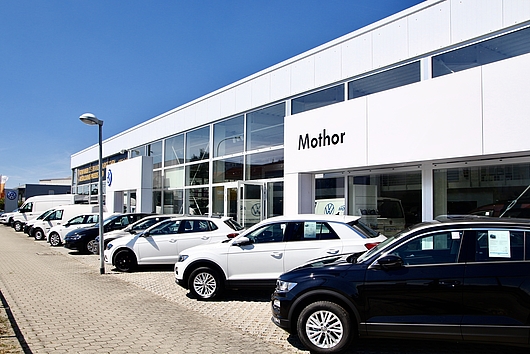 Außenansicht VW Autohaus Mothor in Brandenburg an der Havel mit großem Parkplatz und sehr großem Verkaufsraum sowie Werkstatt