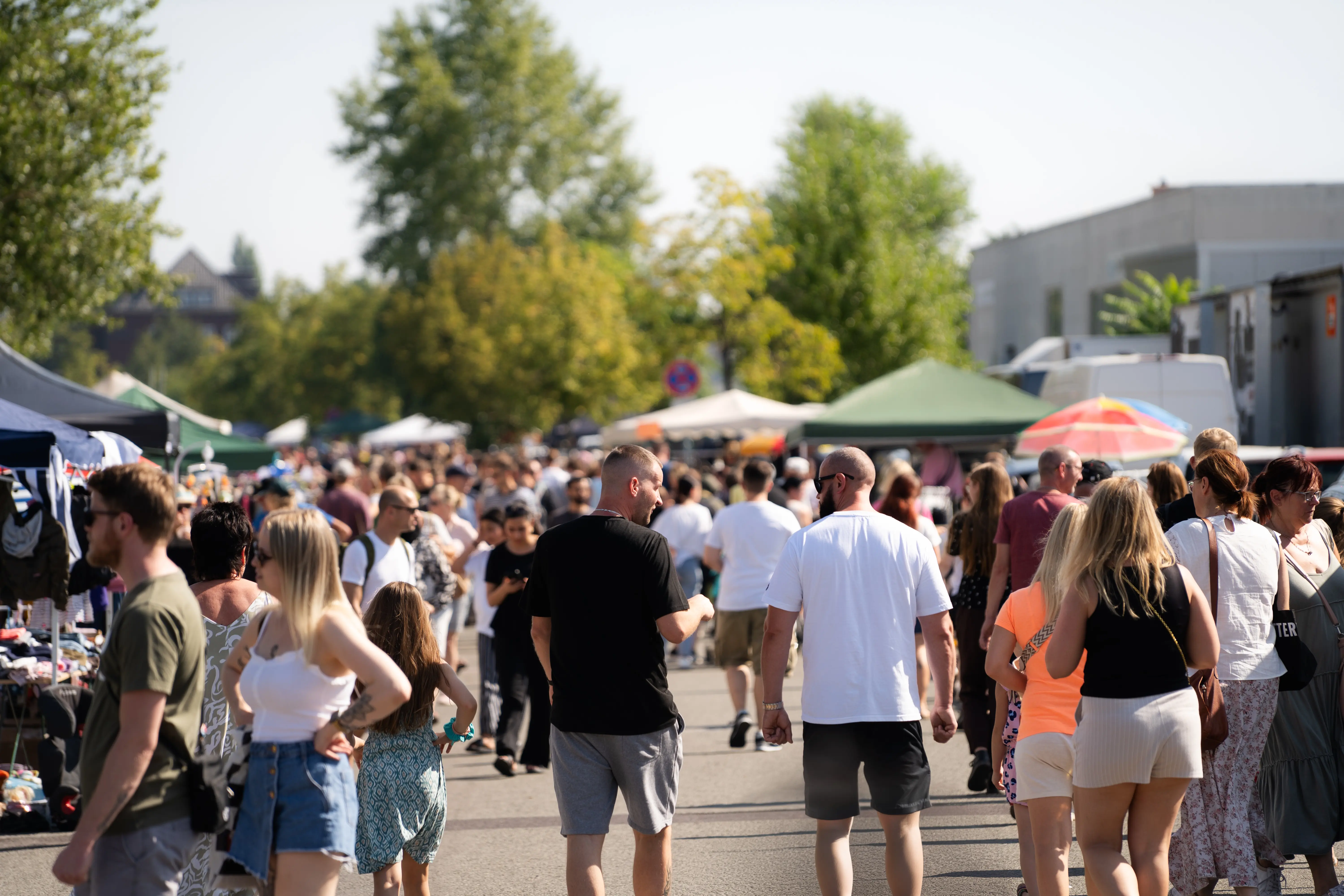 Besucher auf dem Trödelmarkt