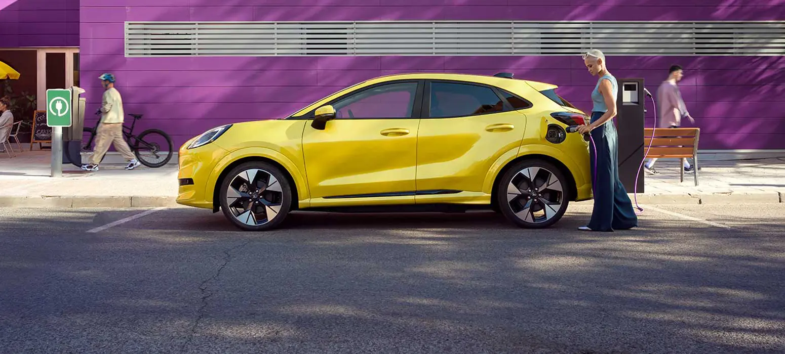 Der Ford Puma Gen-E - Seitenansicht - jetzt im Autocenter Mothor in Brandenburg kaufen oder leasen