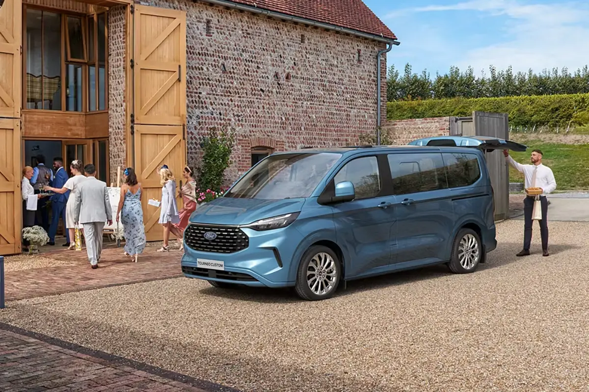 Ford Tourneo Custom - Außenansicht bei einer Feier, es wird etwas entladen - Ford im Autocenter Mothor in Stendal, Gardelegen und Brandenburg kaufen, leasen oder finanzieren.
