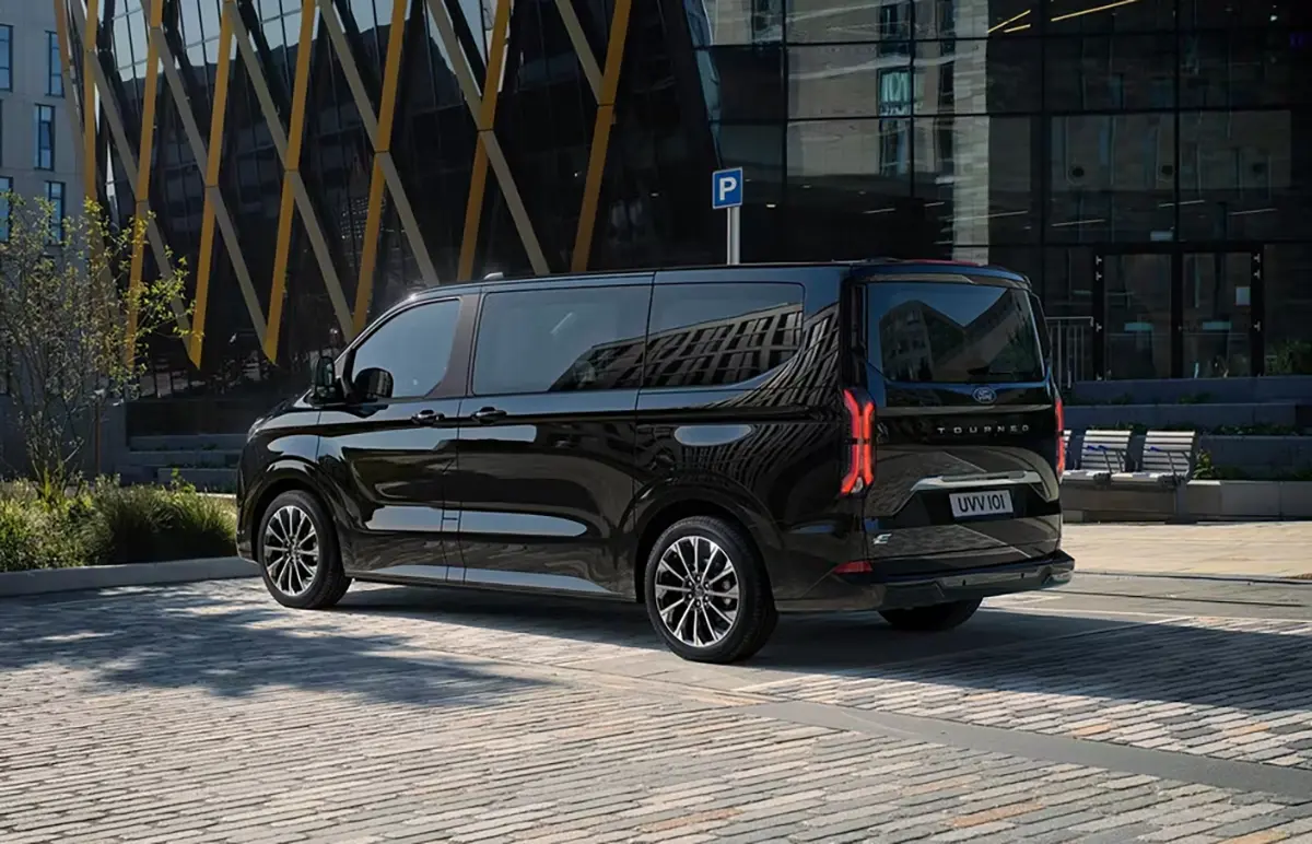 Ford Tourneo Custom - Außenansicht von schräg hinten   - Ford im Autocenter Mothor in Stendal, Gardelegen und Brandenburg kaufen, leasen oder finanzieren.