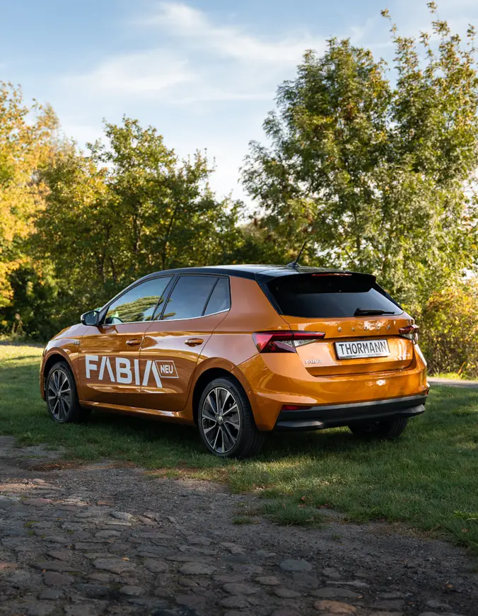 Der Skoda Fabia - Rückansicht- Jetzt den Fabia bei deinem Skoda Autohaus Thormann / Mothor in Stendal, Gardelegen oder Brandenburg kaufen oder leasen!