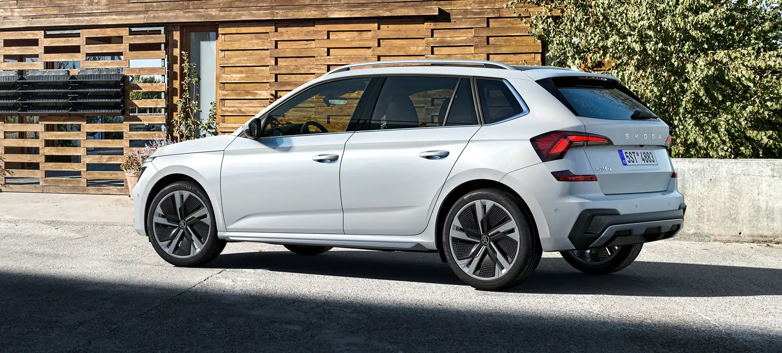 Der Skoda Kamiq - Außenansicht, bei der Fahrt, Heckansicht - Jetzt den Kodiaq bei deinem Skoda Autohaus Thormann / Mothor in Stendal, Gardelegen oder Brandenburg kaufen, finanzieren oder leasen!