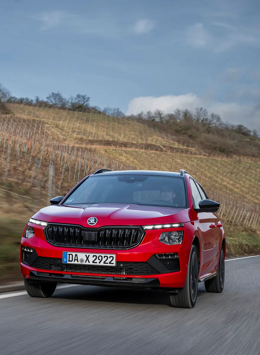 Der Skoda Kamiq - Frontalansicht- Jetzt den Kamiq bei deinem Skoda Autohaus Thormann / Mothor in Stendal, Gardelegen oder Brandenburg kaufen oder leasen!