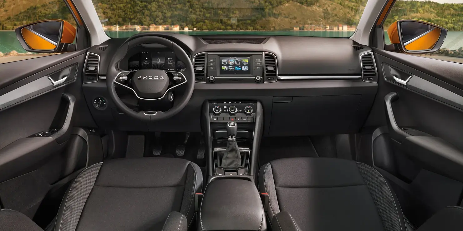 Der Skoda Karoq Sportsline - Innenraum/Cockpit- Jetzt den Karoq bei deinem Skoda Autohaus Thormann / Mothor in Stendal, Gardelegen oder Brandenburg leasen!