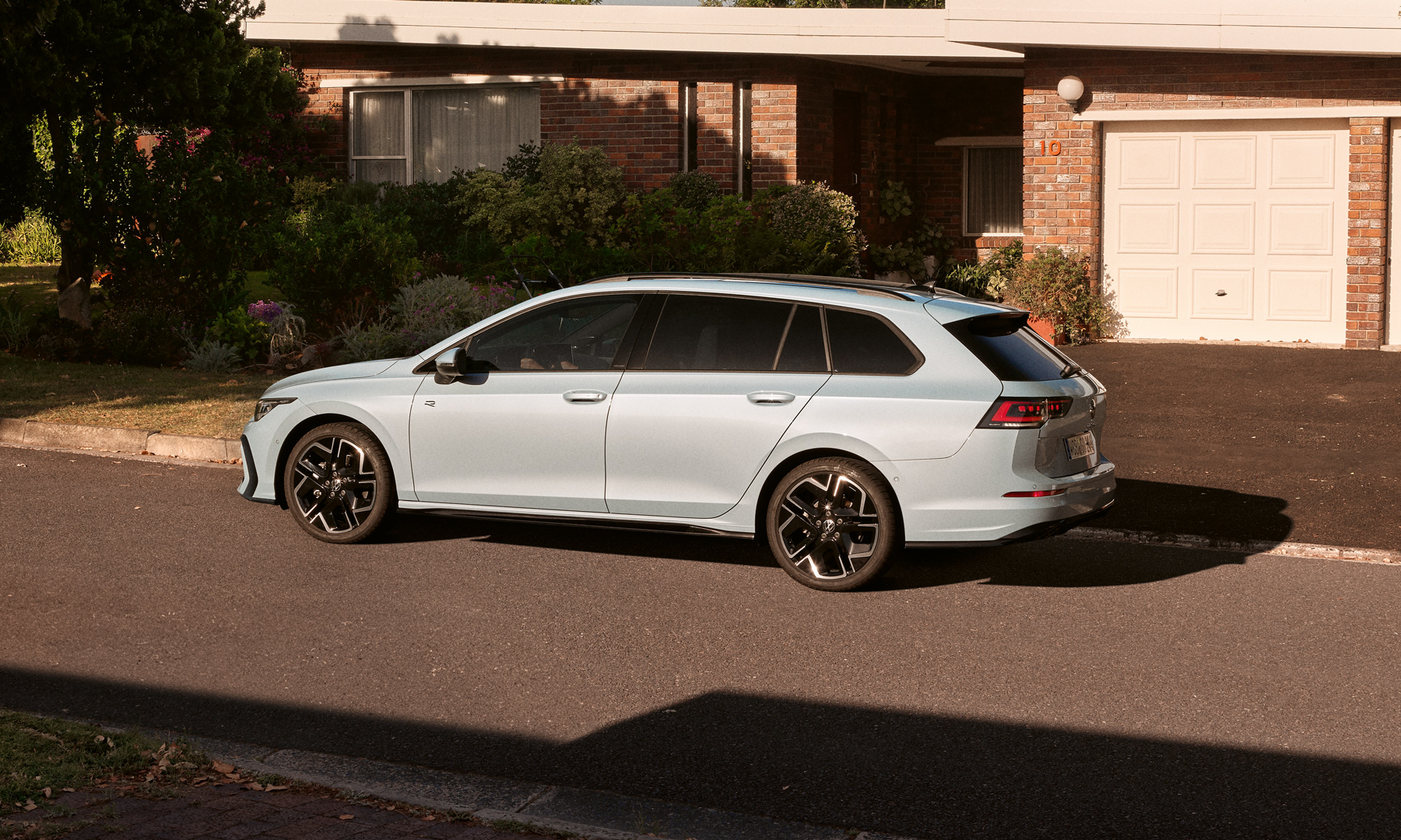 Der Volkswagen Golf Variant Life - Seitenansicht von der Rückbank aus - Jetzt bei deinem Volkswagen Autohaus Mothor in Brandenburg leasen.