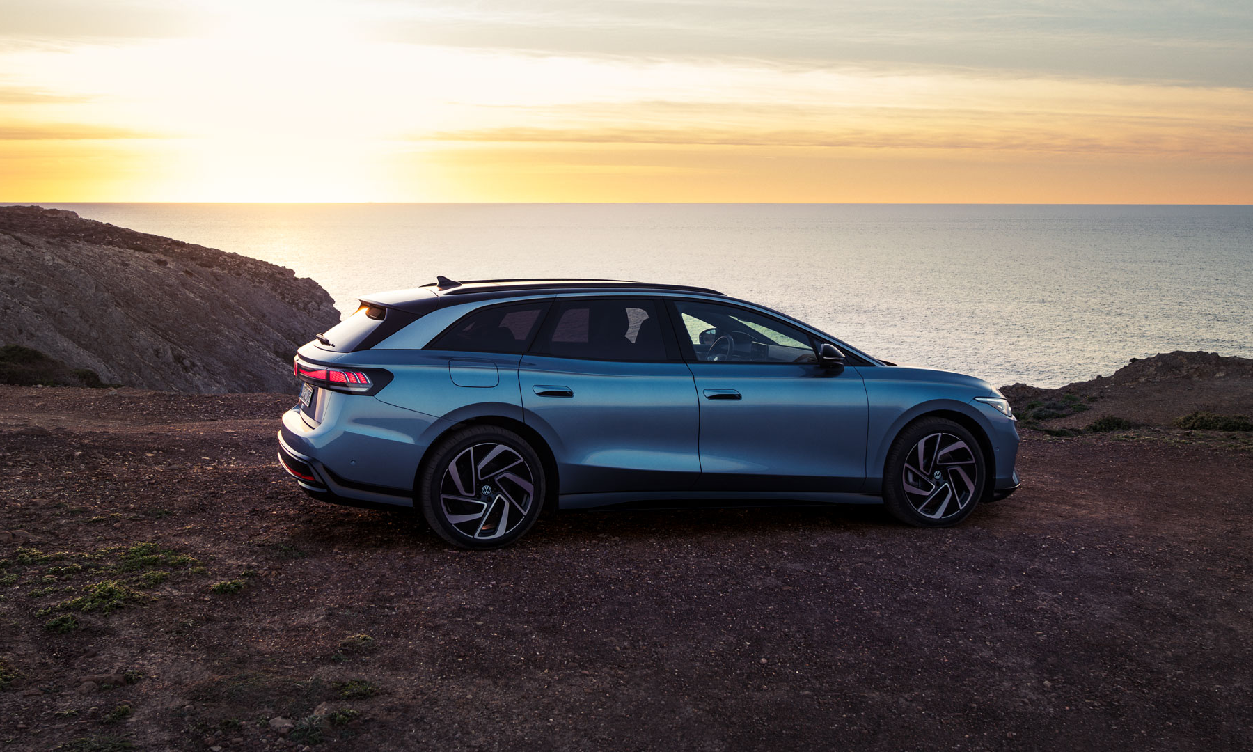 Der Volkswagen ID.7 Tourer Pro - Ansicht von der Seite - Jetzt bei deinem Volkswagen Autohaus Mothor in Brandenburg leasen.