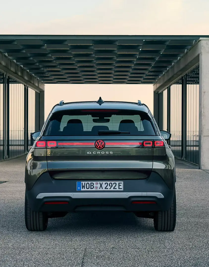 Der Volkswagen ID. Cross - Heckansicht- Jetzt den VW T-Cross Energy bei deinem Volkswagen Autohaus Mothor in Brandenburg leasen
