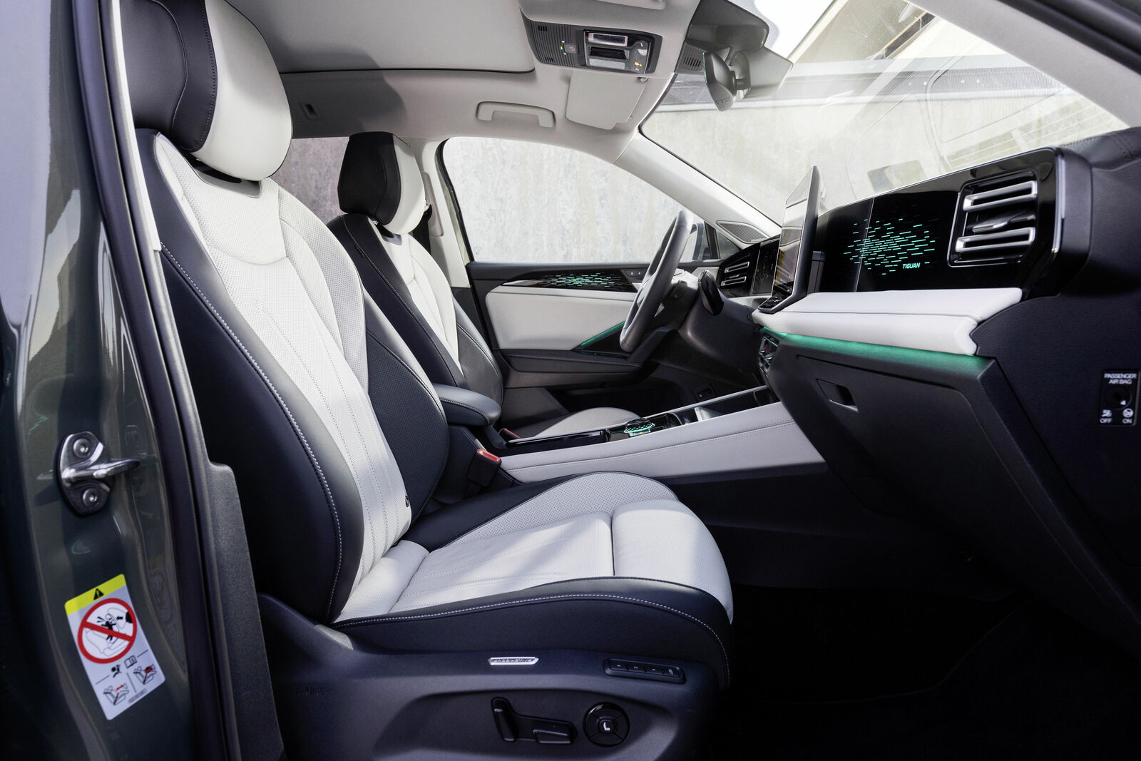 Der Volkswagen Tiguan Life - Innenansicht, Fahrer- und Beifahrersitz - Jetzt bei deinem Volkswagen Autohaus Mothor in Brandenburg leasen.