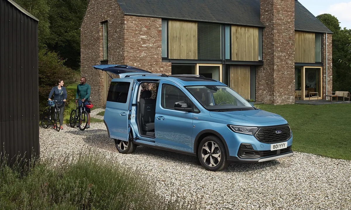 Der Ford Tourneo Connect - 2 Menschen laden Fahrräder ein - Jetzt den Tourneo Connect bei deinem Ford Autocenter Mothor in Brandenburg, Stendal oder Gardelegen finanzieren