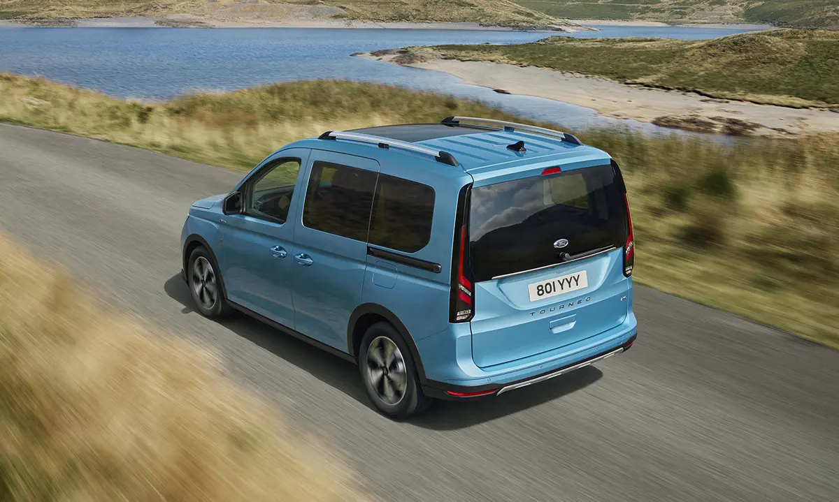 Der Ford Tourneo Connect - bei der Fahrt von hinten zu sehen - Jetzt den Tourneo Connect bei deinem Ford Autocenter Mothor in Brandenburg, Stendal oder Gardelegen finanzieren