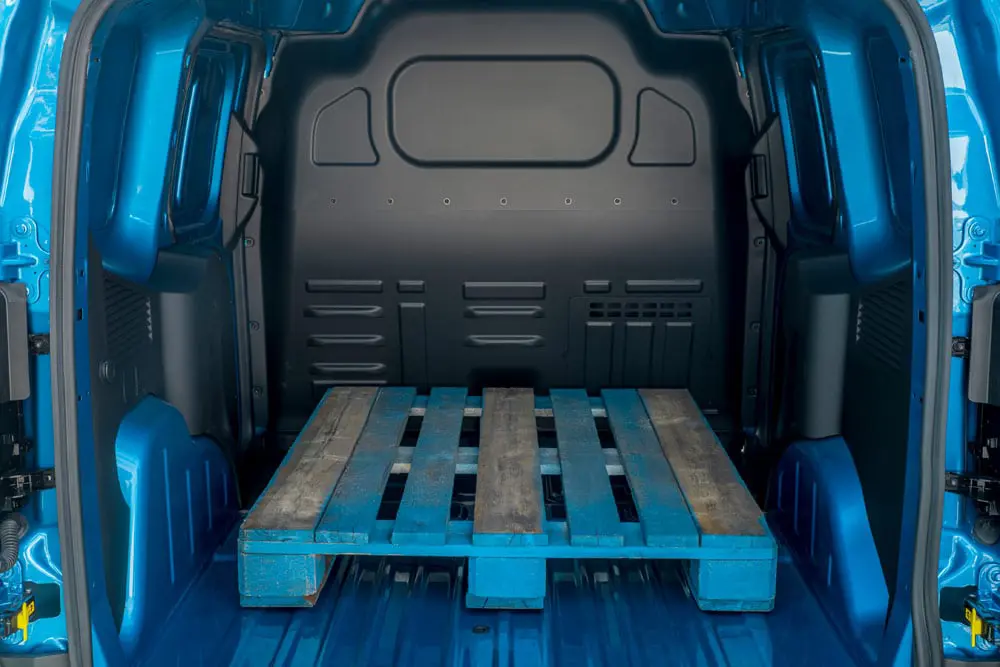 Ford e-Transit Courier Kasten BEV - offene Kofferraumtüren mit Blick in den großen, geräumigen, leeren Kofferraum - Ford im Autocenter Mothor in Stendal, Gardelegen und Brandenburg kaufen, leasen oder finanzieren.