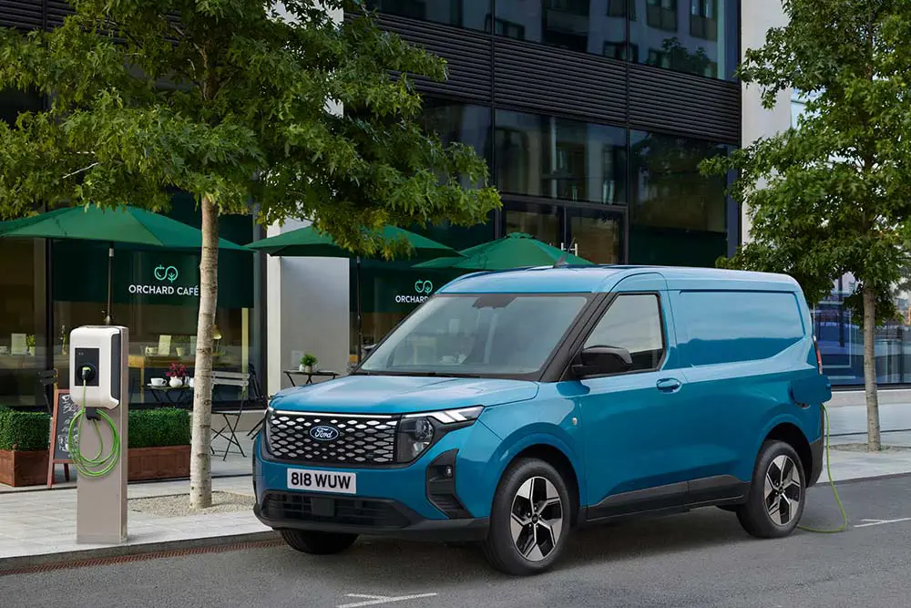 Ford e-Transit Courier Kasten BEV - Ansicht des Fahrzeugen Frontseite, stehend an einer Ladesäule - Ford im Autocenter Mothor in Stendal, Gardelegen und Brandenburg kaufen, leasen oder finanzieren.