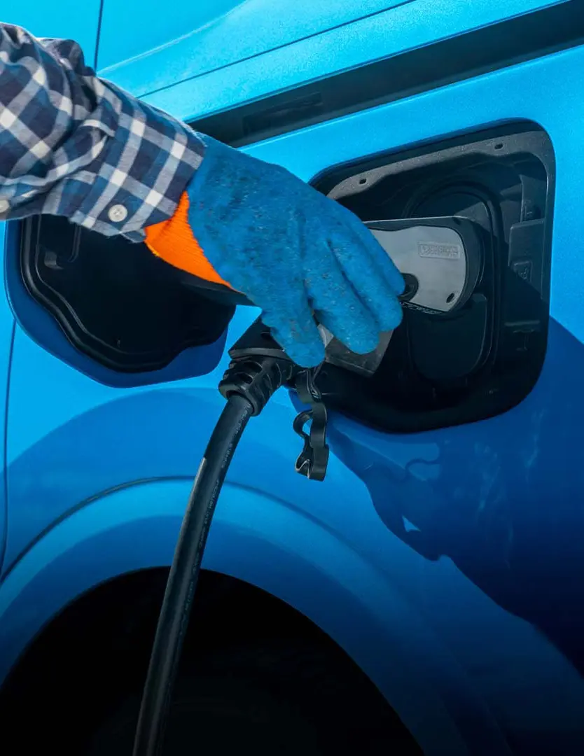 Ford e-Transit Courier Kasten BEV - Detailansicht Tankvorgang - Ford im Autocenter Mothor in Stendal, Gardelegen und Brandenburg kaufen, leasen oder finanzieren.
