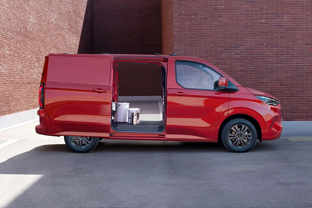 Ford Transit Custom - Ansicht des Ford Transit mit offener Seitentür - Ford im Autocenter Mothor in Stendal, Gardelegen und Brandenburg kaufen, leasen oder finanzieren.
