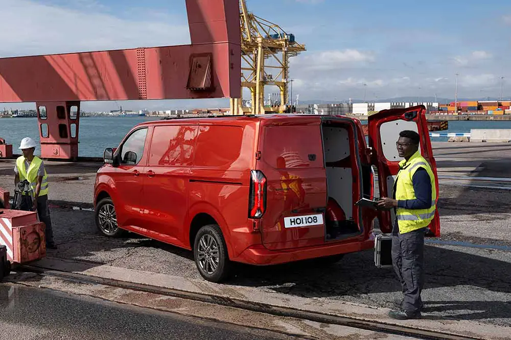 Ford Transit Custom - Ansicht Transit im Einsatz - Ford im Autocenter Mothor in Stendal, Gardelegen und Brandenburg kaufen, leasen oder finanzieren.