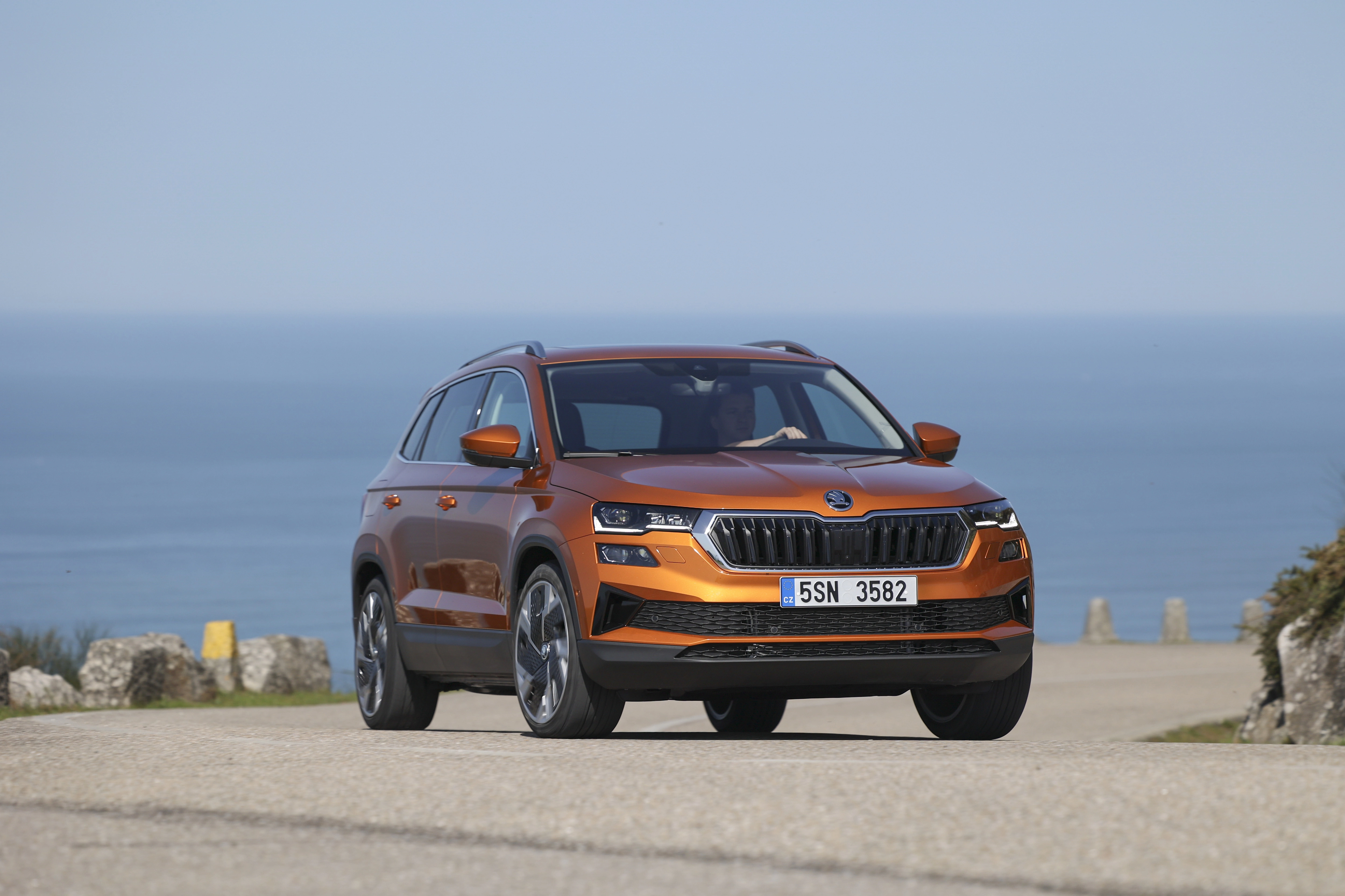 Der Skoda Karoq Balance - Frontansicht - Jetzt den Karoq bei deinem Skoda Autohaus Thormann / Mothor in Stendal, Gardelegen oder Brandenburg leasen!
