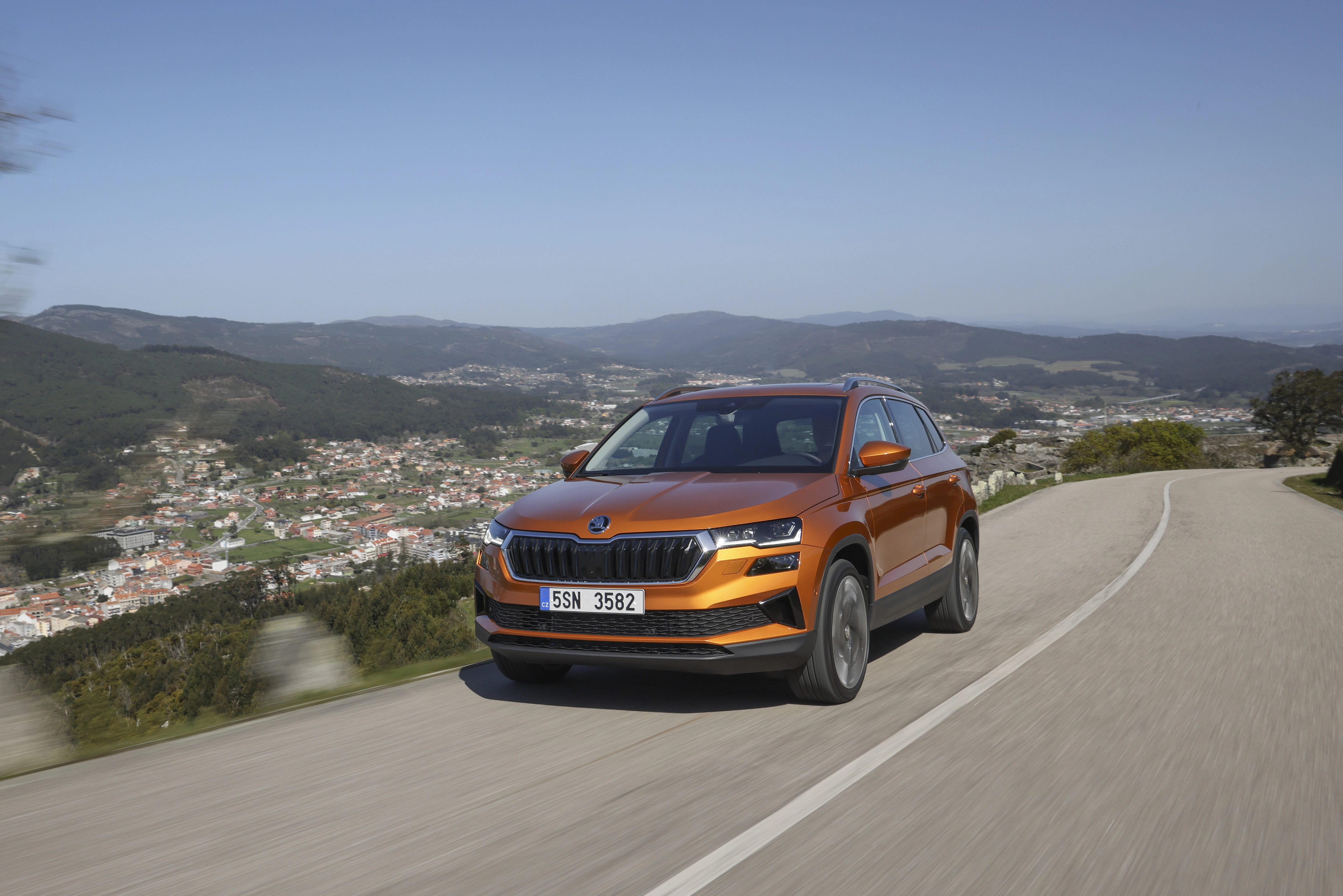 Der Skoda Karoq Balance - Frontansicht - Jetzt den Karoq bei deinem Skoda Autohaus Thormann / Mothor in Stendal, Gardelegen oder Brandenburg leasen!