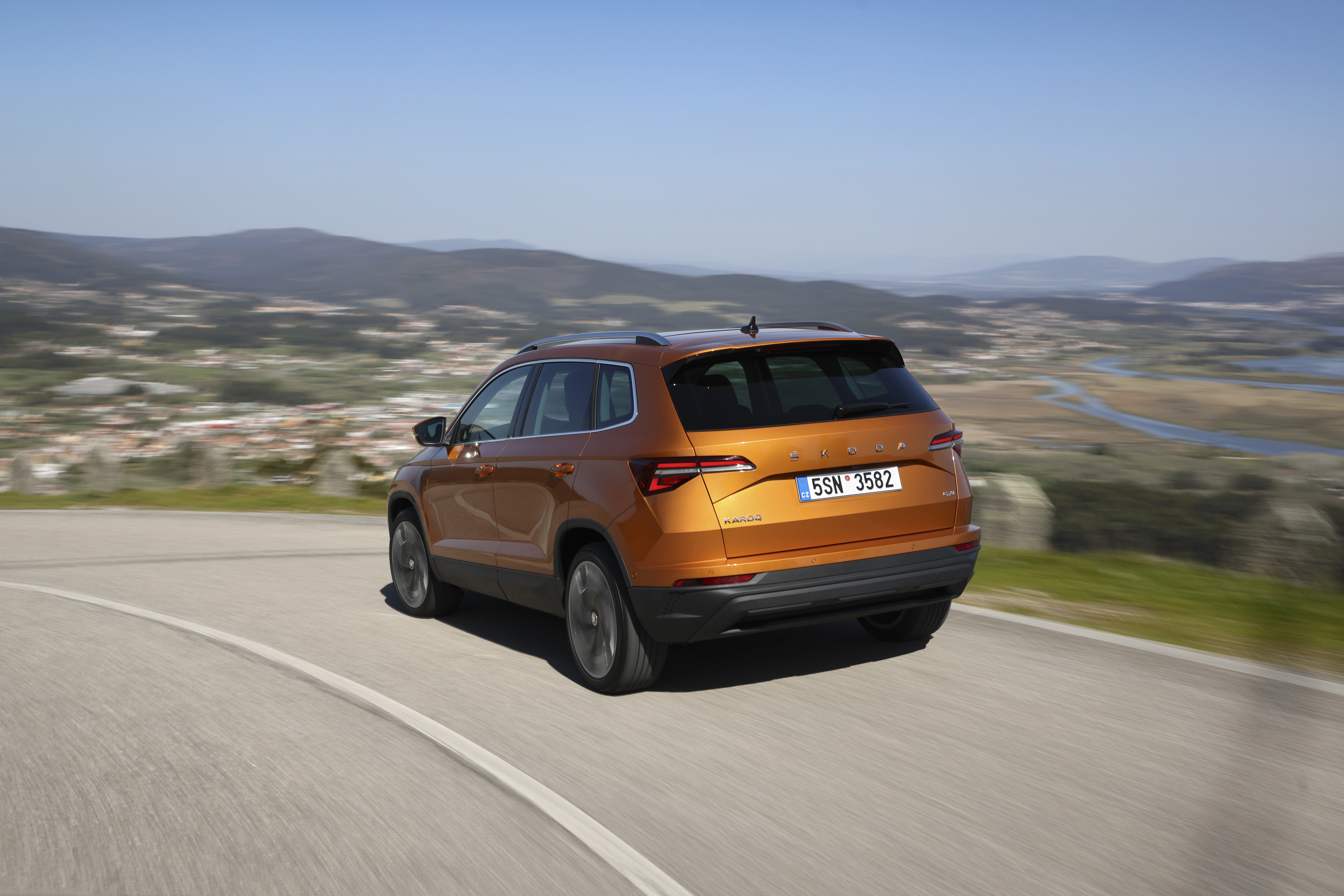 Der Skoda Karoq Balance - Heckansicht - Jetzt den Karoq bei deinem Skoda Autohaus Thormann / Mothor in Stendal, Gardelegen oder Brandenburg leasen!