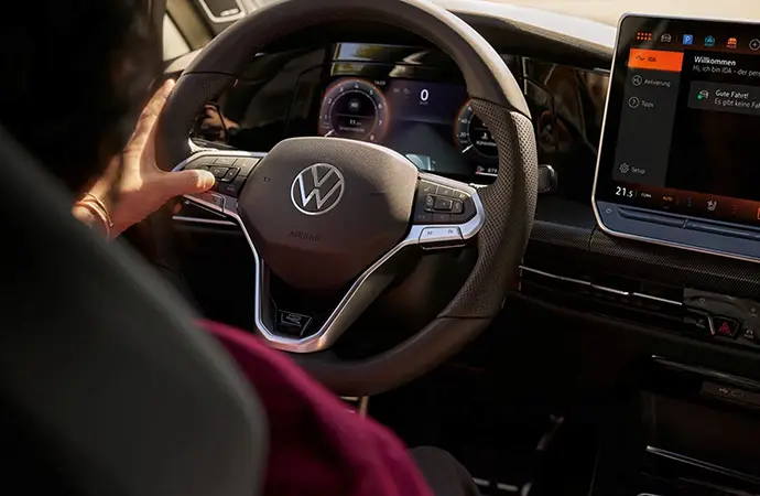 Der Volkswagen Golf R-Line - Innenansicht- Jetzt den Golf R-Line bei deinem Volkswagen Autohaus Mothor in Brandenburg leasen