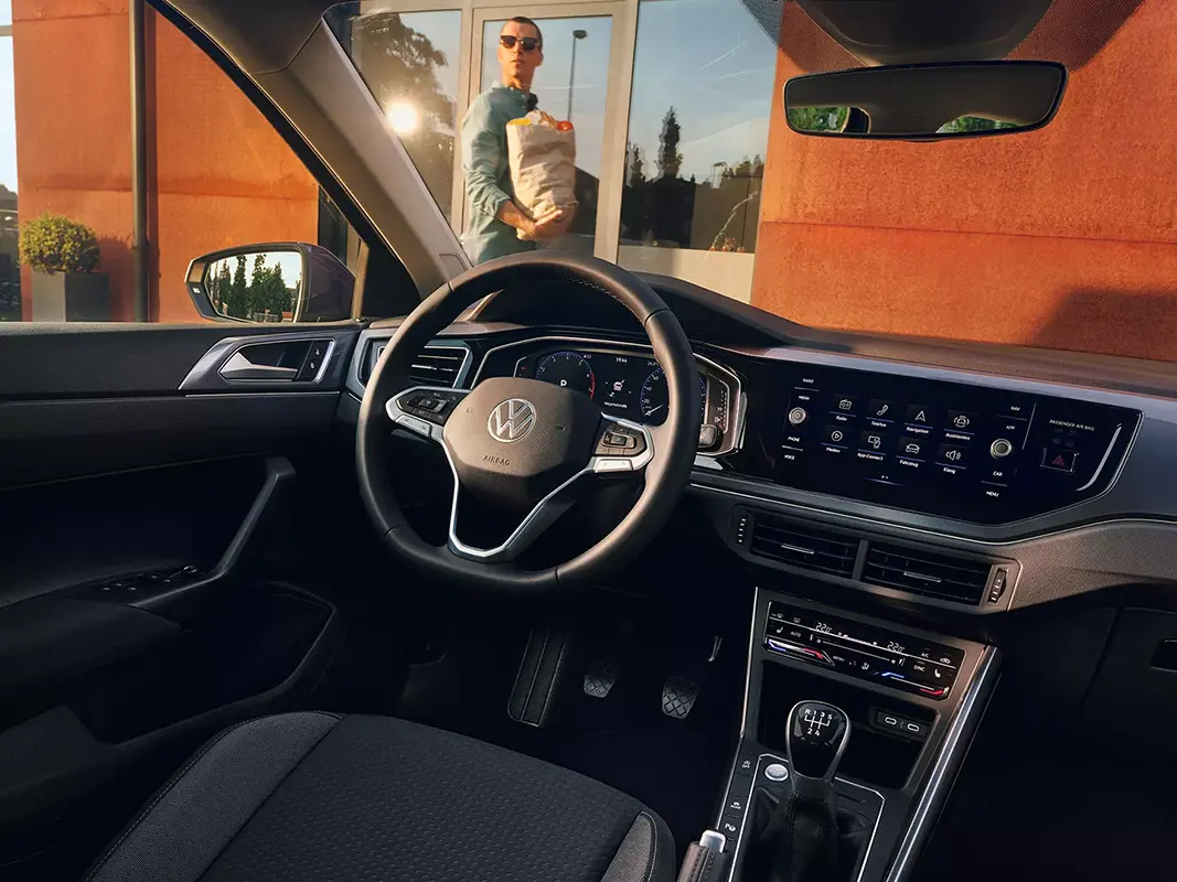 Der Volkswagen Polo Life - das Cockpit - Jetzt den VW Polo Life bei deinem Volkswagen Autohaus Mothor in Brandenburg leasen