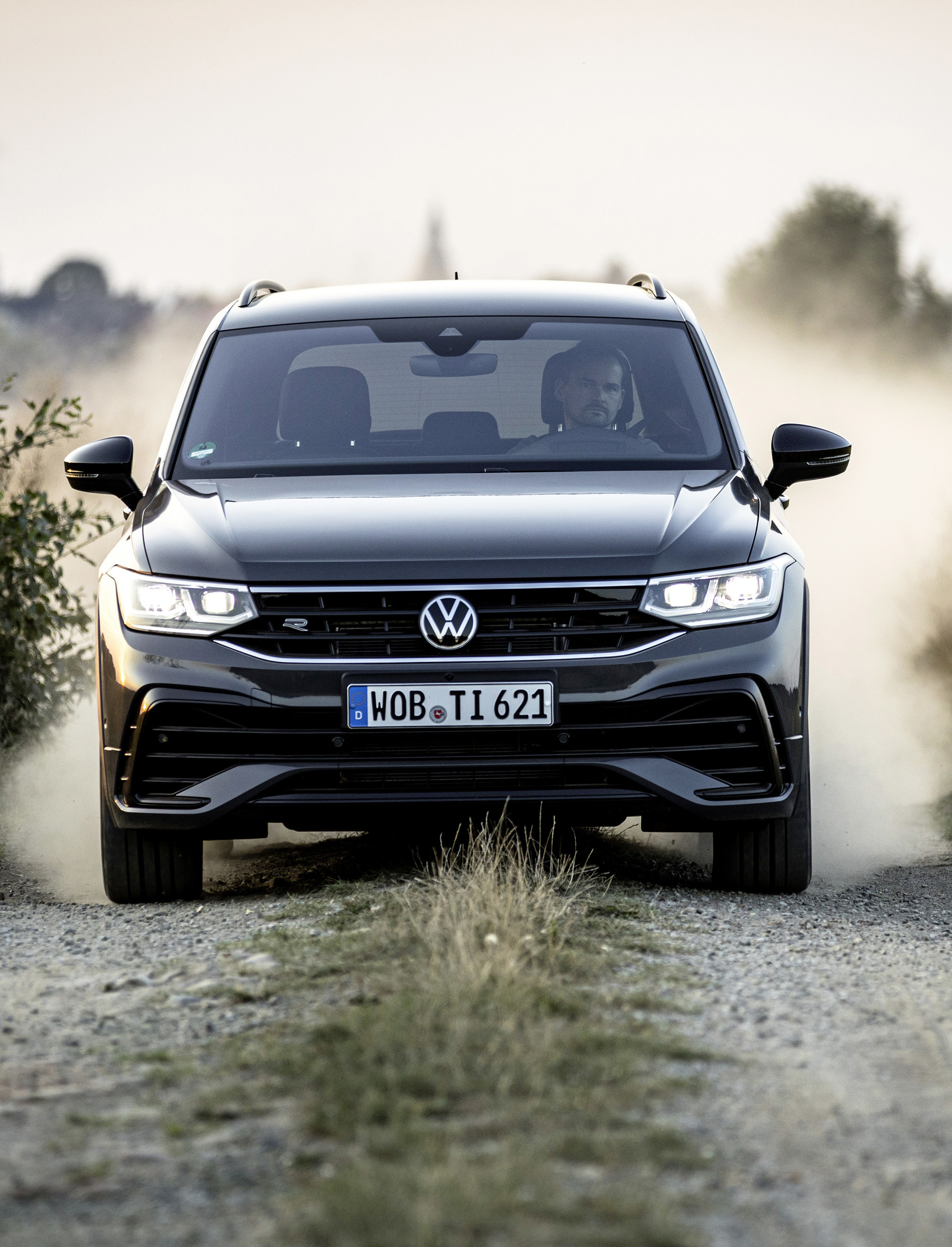 Der Volkswagen Tiguan R-Line - Frontansicht - Jetzt bei deinem Volkswagen Autohaus Mothor in Brandenburg leasen.