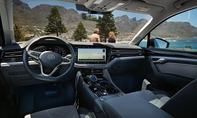 Der Volkswagen Touareg - das Cockpit - Jetzt den VW Touareg bei deinem Volkswagen Autohaus Mothor in Brandenburg leasen
